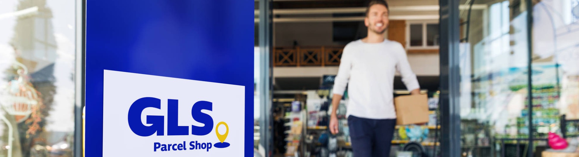 Mann kommt aus einem GLS PaketShop Mann kommt aus einem GLS PaketShop