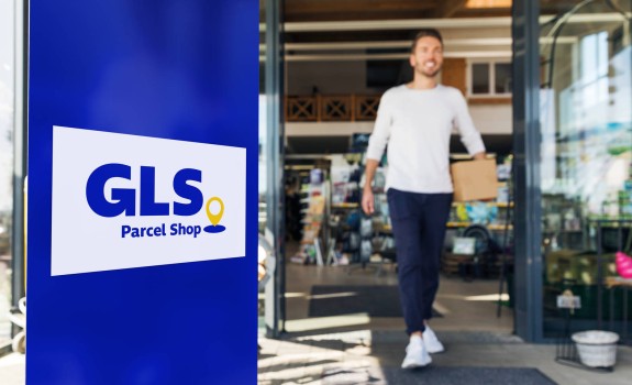 Mann kommt aus einem GLS PaketShop Mann kommt aus einem GLS PaketShop