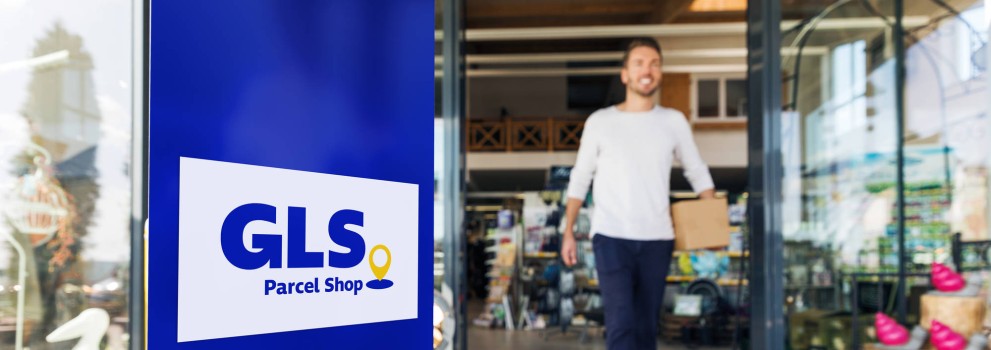 Mann kommt aus einem GLS PaketShop Mann kommt aus einem GLS PaketShop