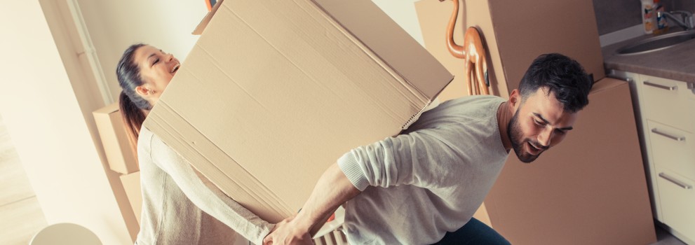 Ein Paar mit Umzugskartons