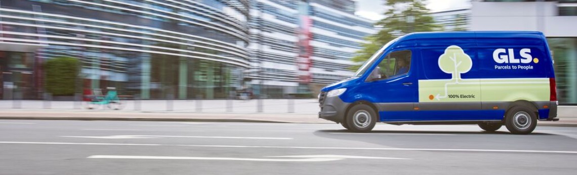 GLS-Zustellfahrer-im Auto