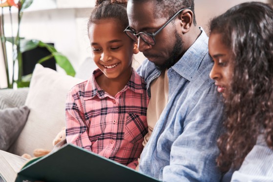 Familia mirando una tablet
