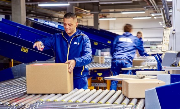 Personal de almacen gestionando paquetes