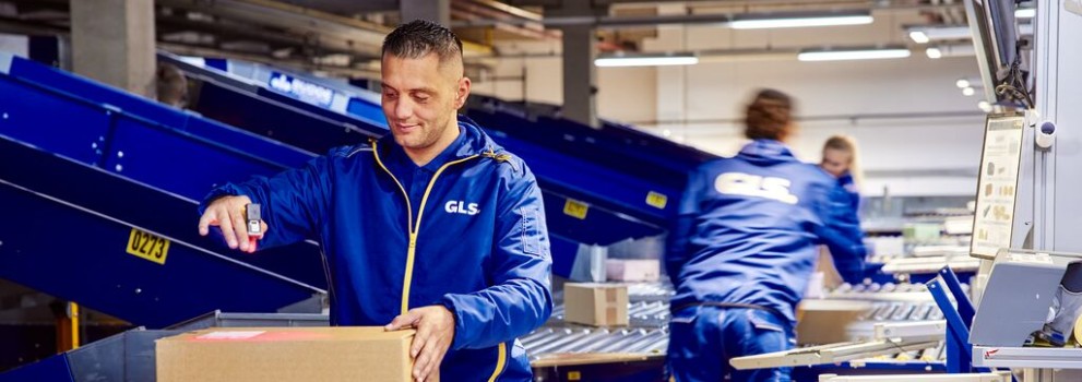 Personal de almacen gestionando paquetes