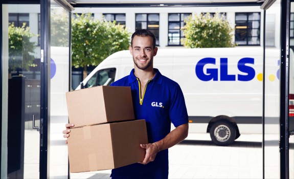 Mensajero de GLS repartiendo paquetes