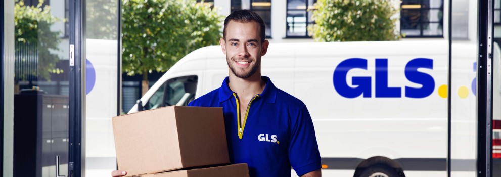 Mensajero de GLS repartiendo paquetes