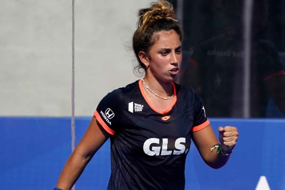 Bea Gonzalez playing padel with GLS