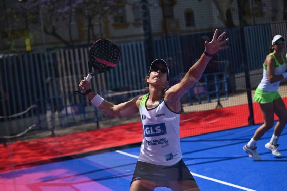 Lucia Sainz jugando a padel con GLS
