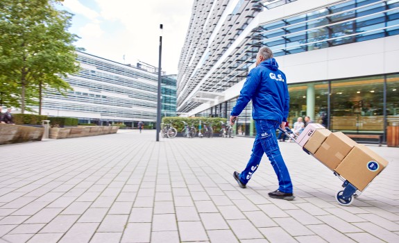 GLS employee delivers parcels in the city