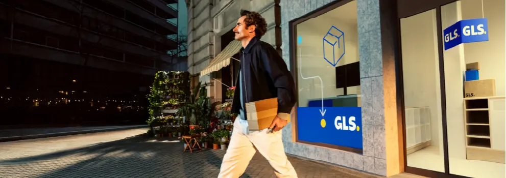 Customer at the GLS parcel shop