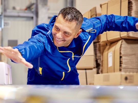 GLS-kuljettaja luovuttaa paketin asiakkaalle ovella