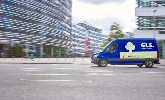 GLS sinisen värinen 100% sähköauto ajaa kadulla
