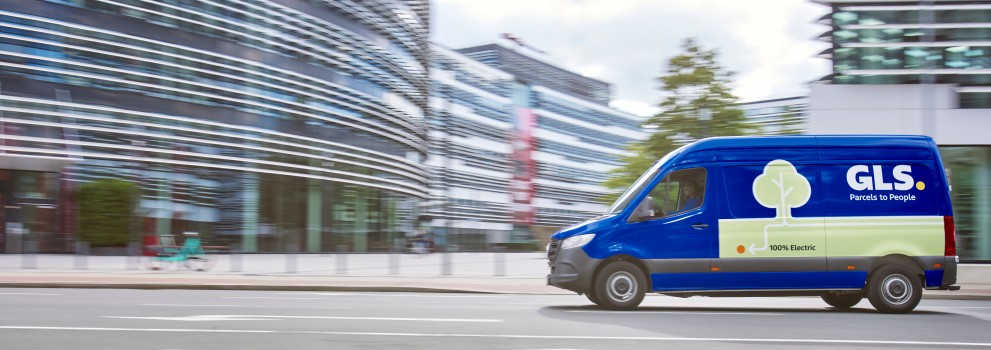 GLS sinisen värinen 100% sähköauto ajaa kadulla