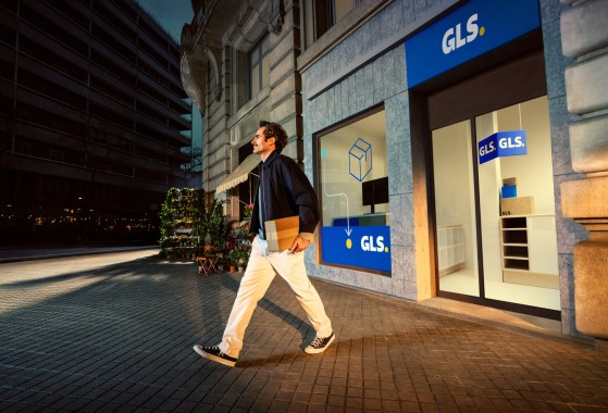 Customer at the parcel shop