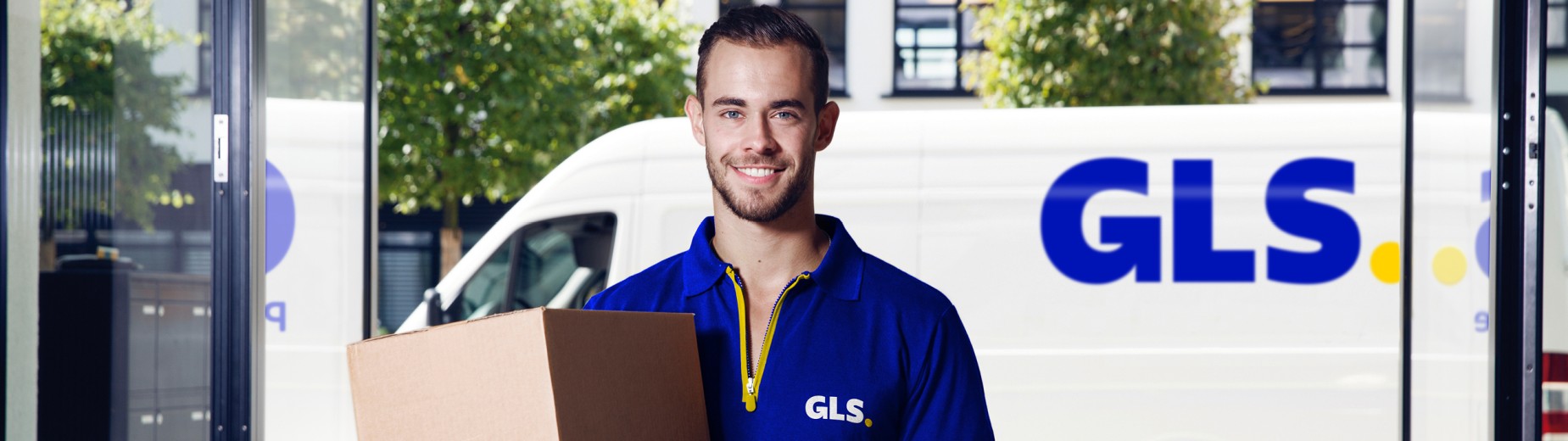 Chauffeur GLS France qui sourit en fermant la portière