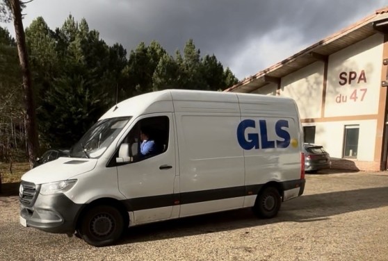 A GLS delivery van parked in front of the SPA 47 shelter during a solidarity tour with Ultra Premium Direct (Natura) to support abandoned animals.**