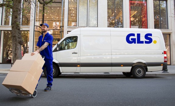  Deliveryman van city GLS logo