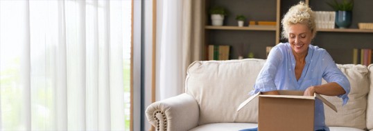 immagine decorativa con donna che apre la scatola