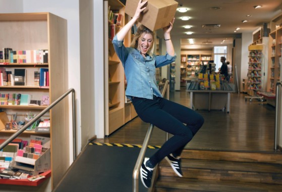 Lächelnder GLS-Kurier, der ein Paket trägt 
