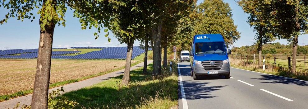 Bus kurierski na polskich drogach