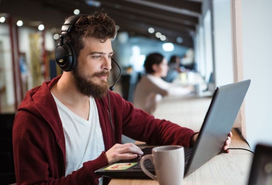 Apoio ao cliente da GLS a prestar assistência personalizada