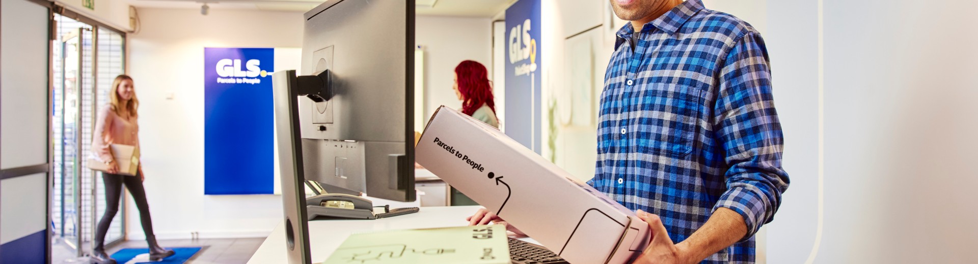 Cliente GLS a sair de uma parcel Shop