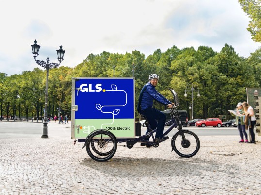 Destinatar GLS primeste colet prin FlexDeliveryService