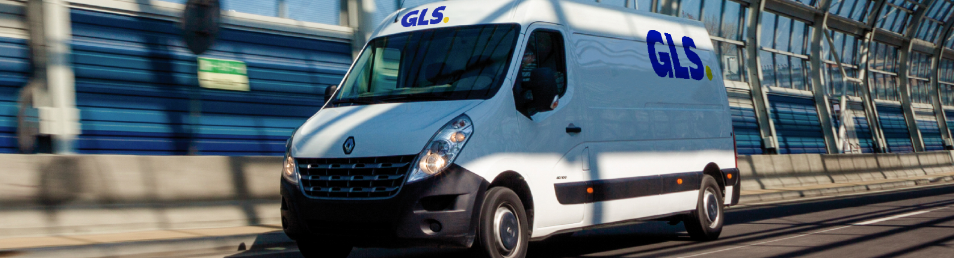 Mașină GLS pe drum