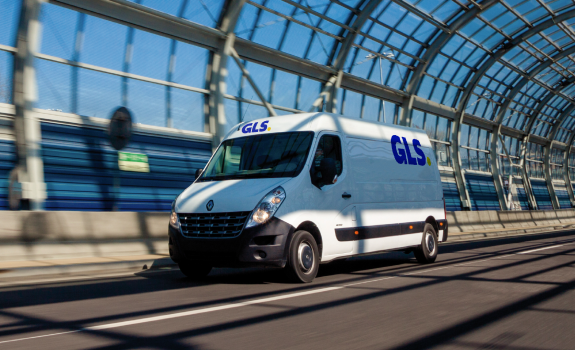 Mașină GLS pe drum