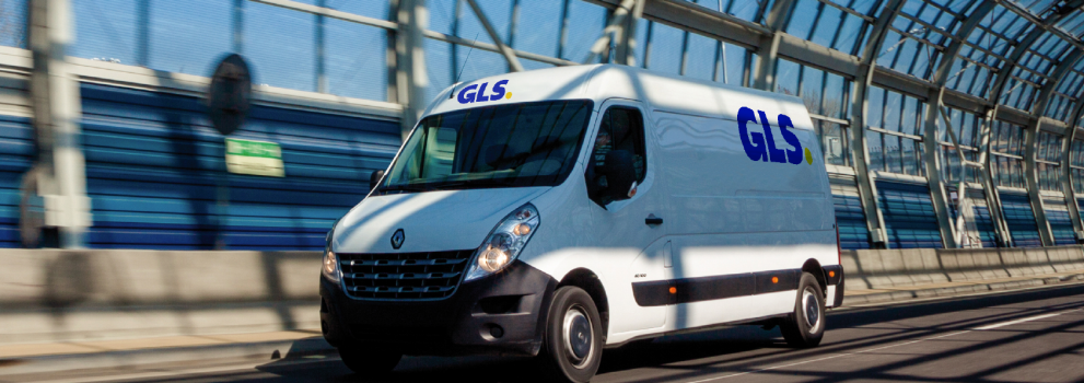 Mașină GLS pe drum