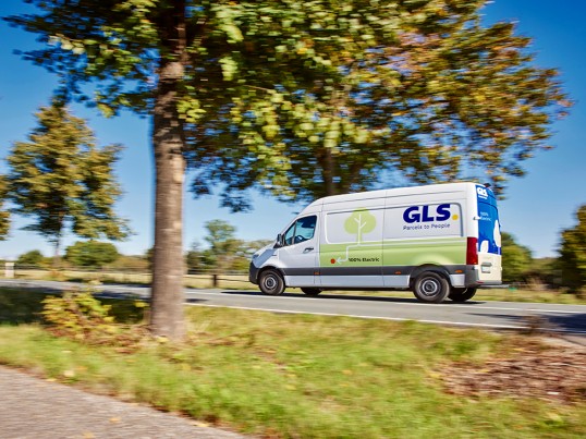 Mașină GLS în natură