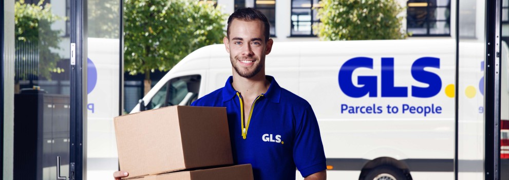 GLS kurir dostavi paket v poslovno stavbo