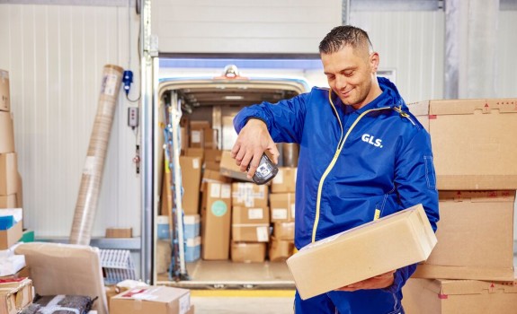 GLS depo delavec skenira paket