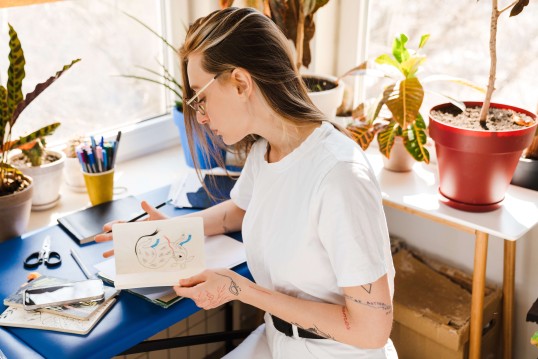 The girl is preparing things to send them via Posljipaket.si.