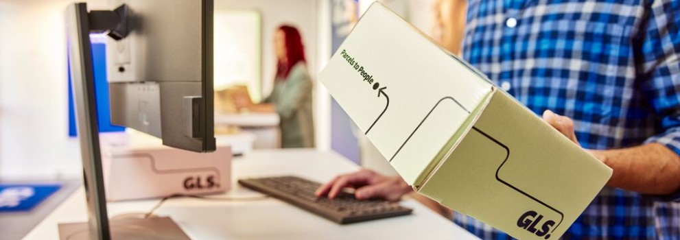 Zaposleni v GLS pripravlja paket v fulfillment centru