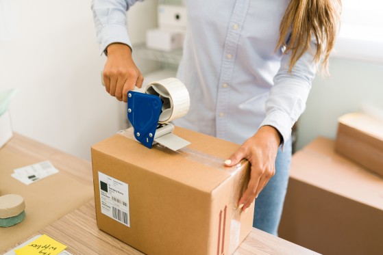 Ženska pakira paket v GLS Fulfillmentu