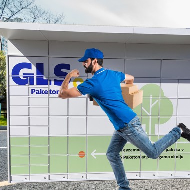 GLS kurir hitro teče do Paketomata, da dostavi paket